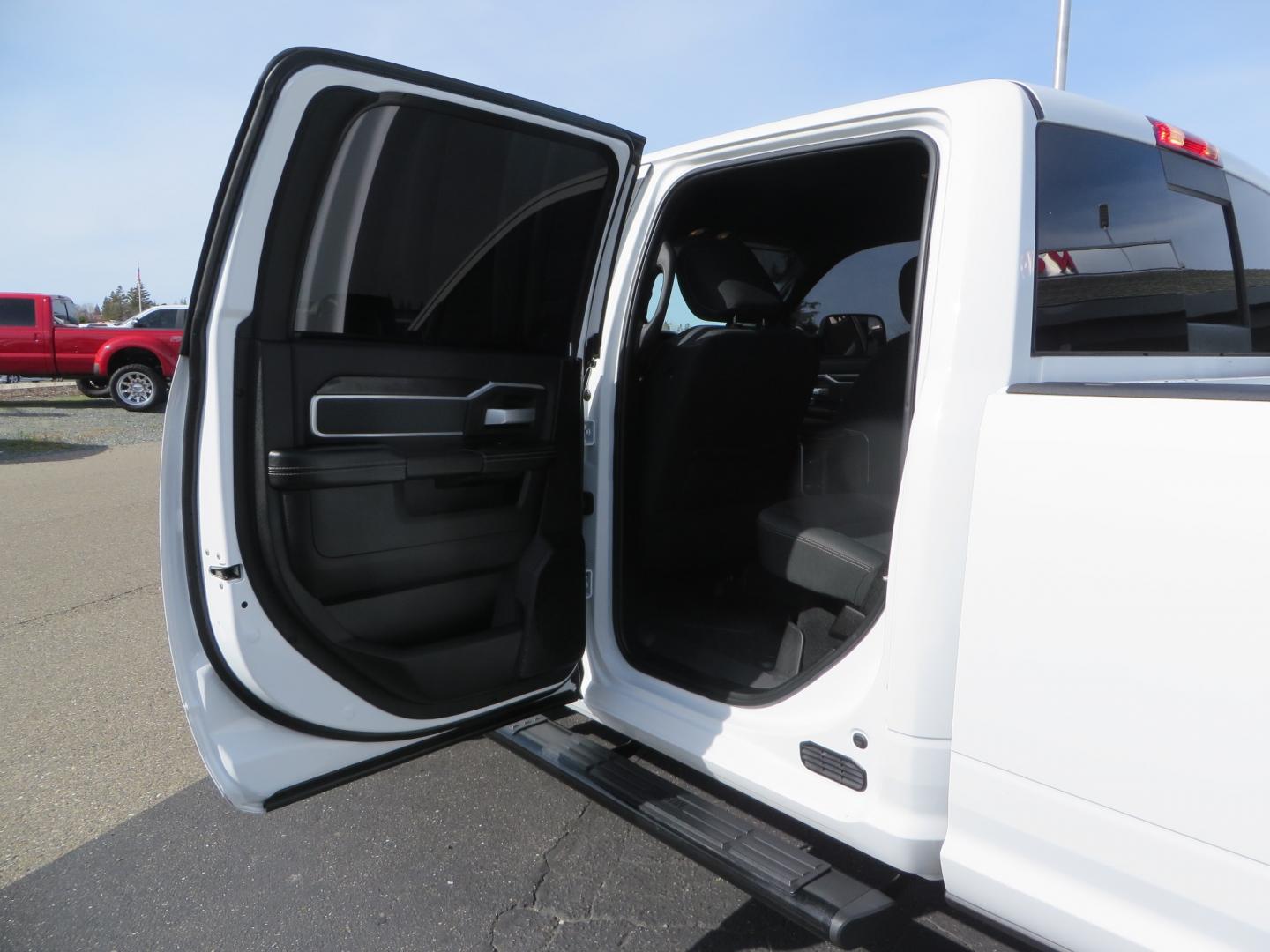 2022 White RAM 3500 Big Horn Crew Cab LWB 4WD (3C63R3HL9NG) with an 6.7L L6 OHV 24V TURBO DIESEL engine, 6A transmission, located at 2630 Grass Valley Highway, Auburn, CA, 95603, (530) 508-5100, 38.937893, -121.095482 - Photo#31